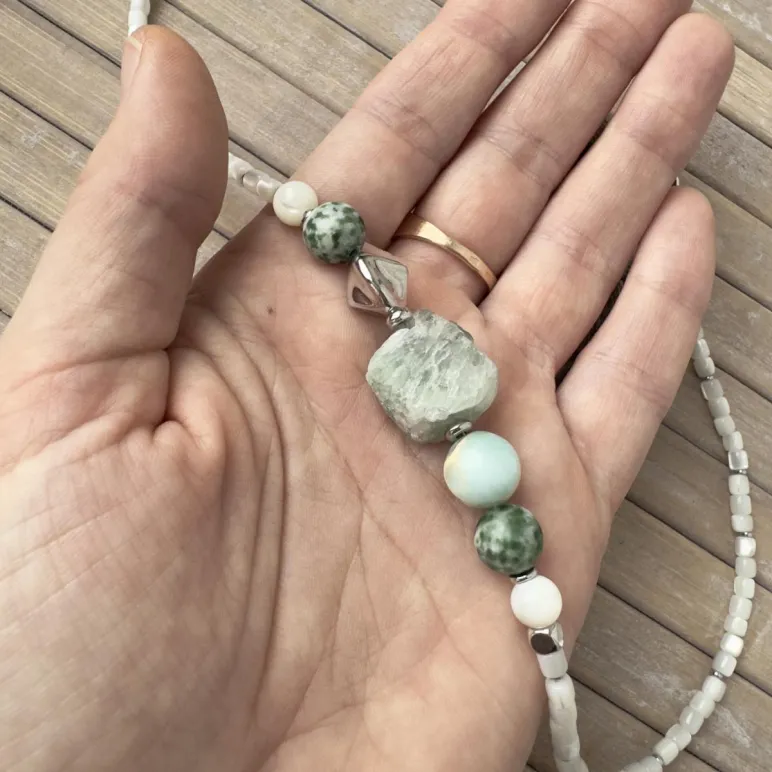 Колье с крупным необработанным флюоритом и перламутром