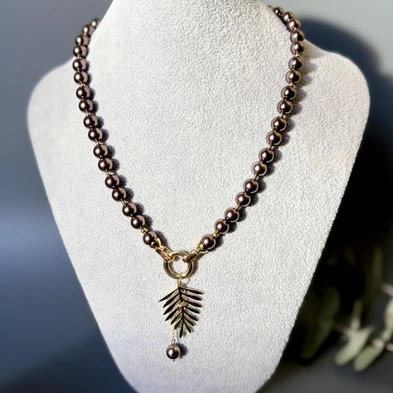 Колье из шоколадного жемчуга майорка, подвеска лист пальмы позолота.