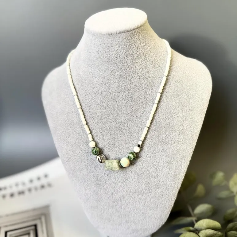 Колье с крупным необработанным флюоритом и перламутром