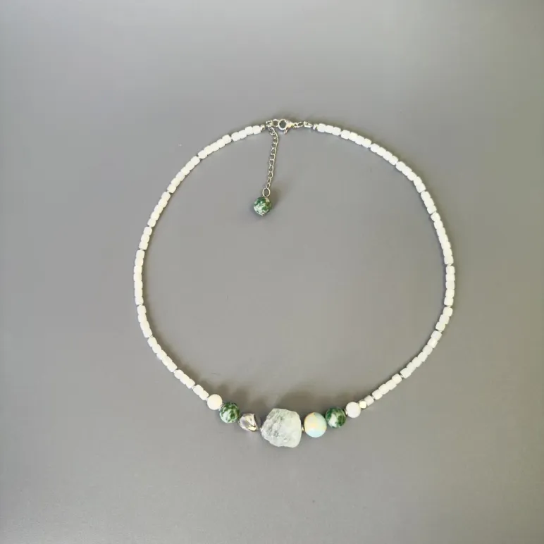 Колье с крупным необработанным флюоритом и перламутром