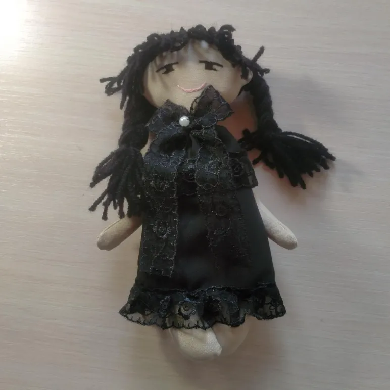 текстильная кукла в стиле Уэнздей
