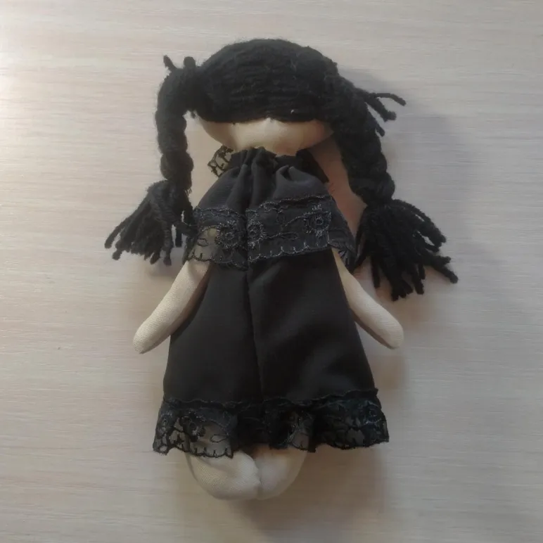 текстильная кукла в стиле Уэнздей