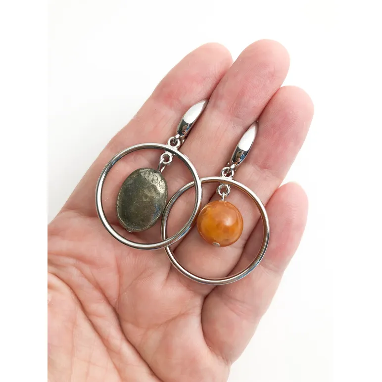 Асимметричные серьги ручной работы с пиритом и симбирцитом «Галактика» в стиле геометрия