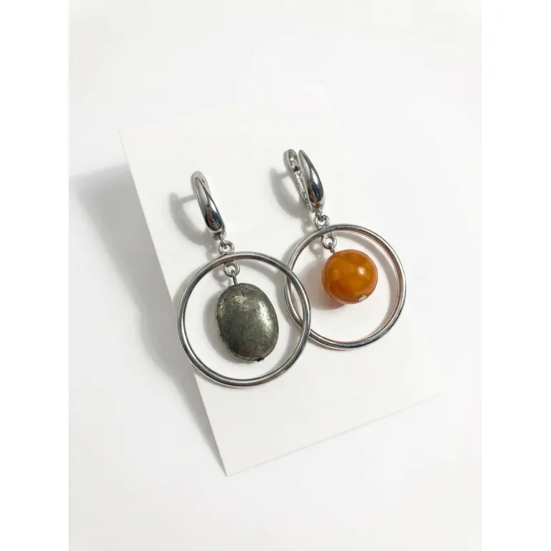 Асимметричные серьги ручной работы с пиритом и симбирцитом «Галактика» в стиле геометрия