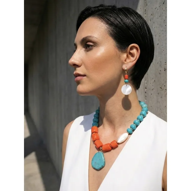 Объемное колье «Тенерифе» с кораллом, турквенитом и перламутром в круизном стиле ручной работы