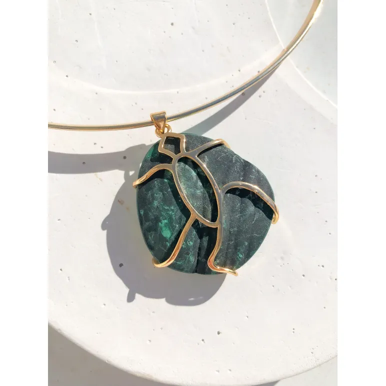 Колье-чокер с кулоном из натурального малахита ручной работы | Стильное колье с малахитовым кулоном