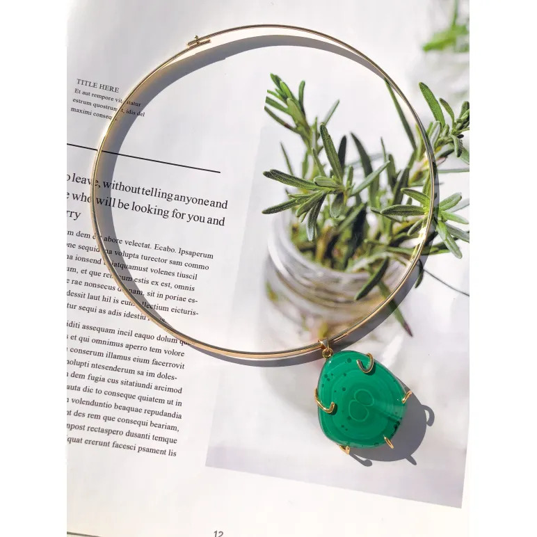 Колье-чокер с кулоном из натурального малахита ручной работы | Стильное колье с малахитовым кулоном