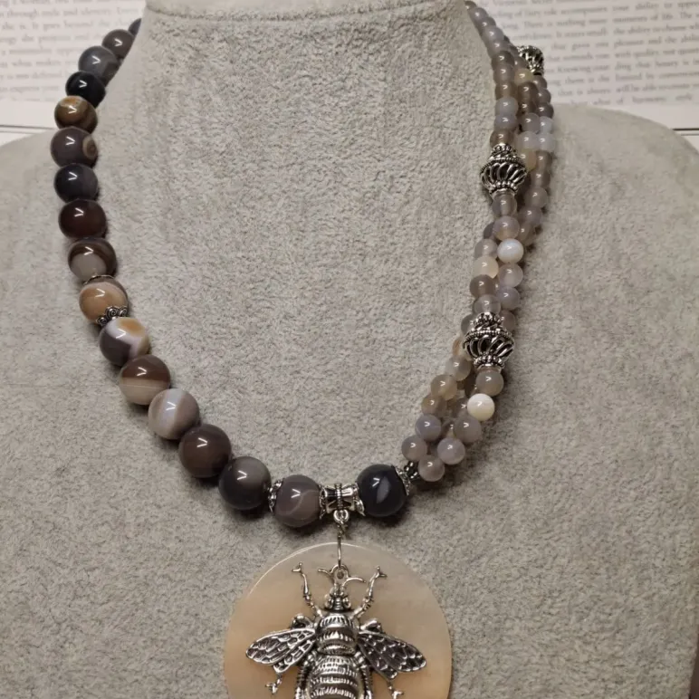 Колье из агатов 3х цветов "Пчёл"