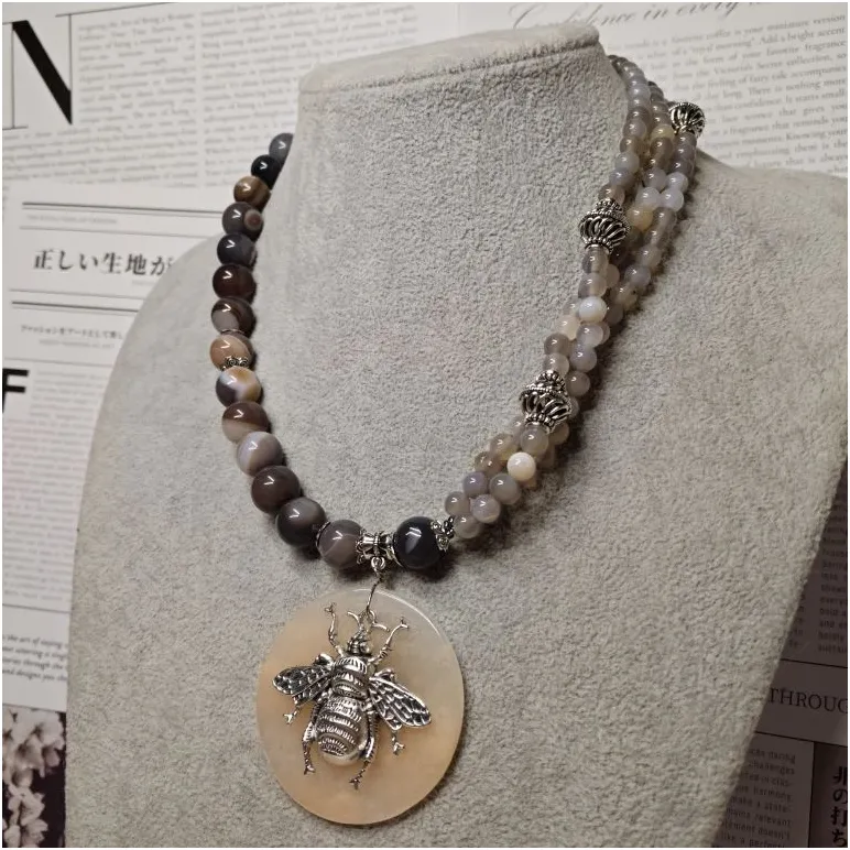 Колье из агатов 3х цветов "Пчёл"