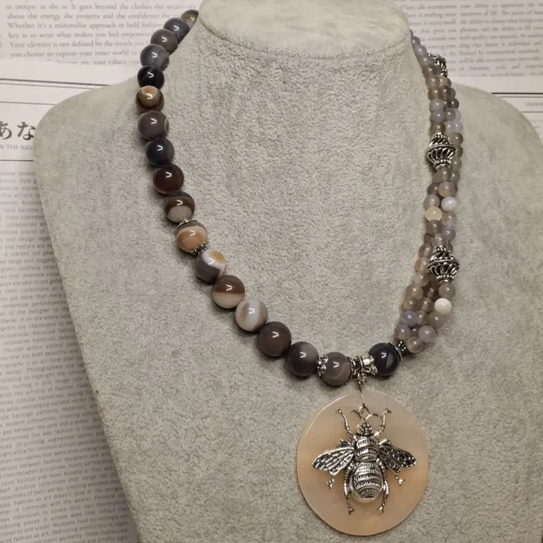 Колье из агатов 3х цветов "Пчёл"