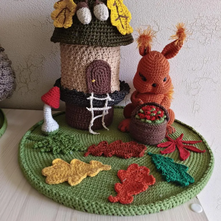 Вязаный детский органайзер Белочка