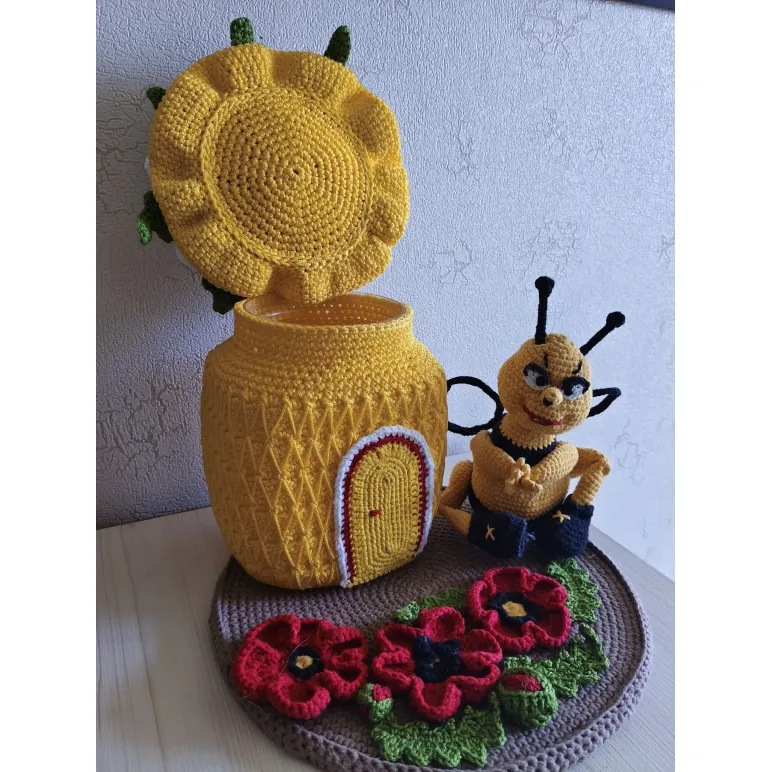 Вязаный детский органайзер Пчела