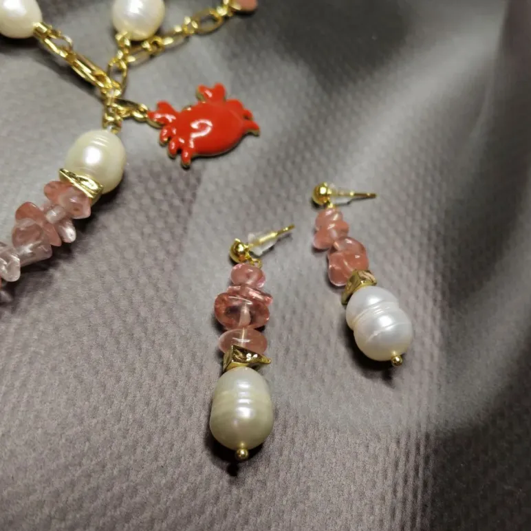 Комплект: колье, браслет и серьги из натурального речного жемчуга и кварца с подвесками