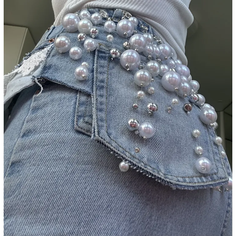 Авторская джинсовая баска с белым кружевом и бусами «жемчуг»
