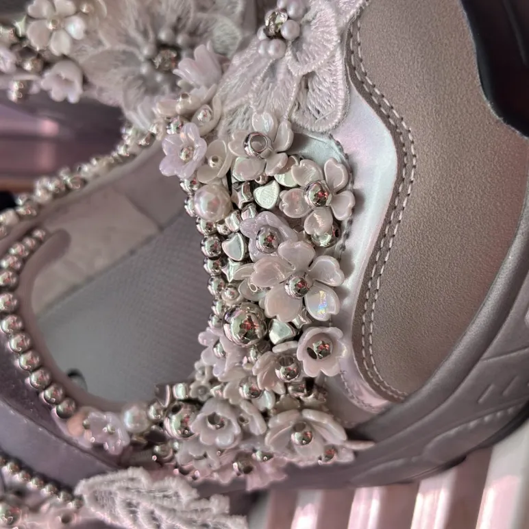 Авторские кроссовки ручной работы с объёмной вышивкой, серебристые.