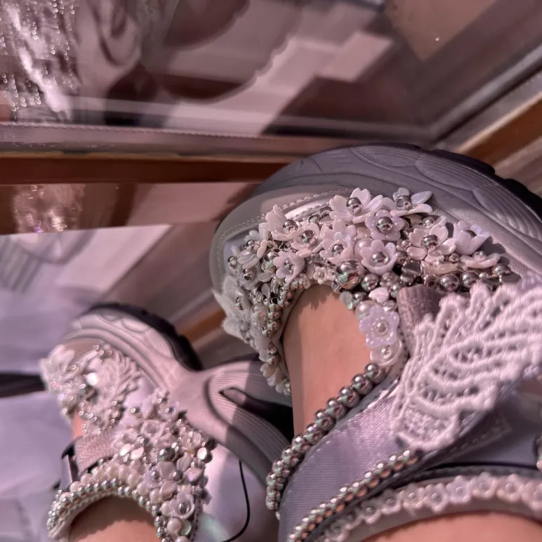 Авторские кроссовки ручной работы с объёмной вышивкой, серебристые.