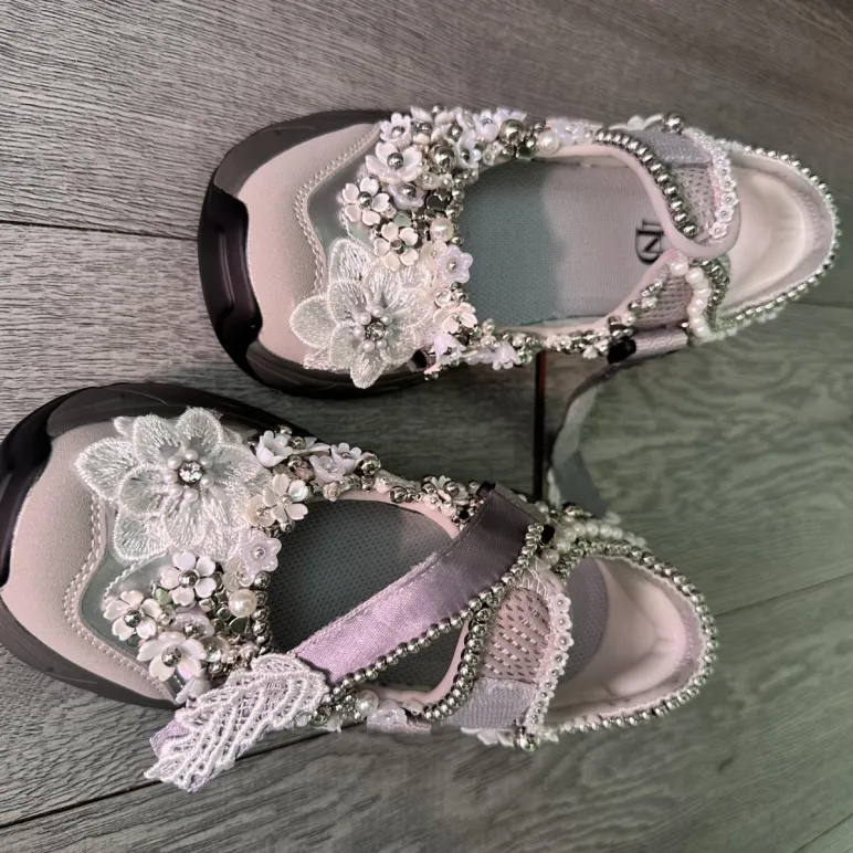 Авторские кроссовки ручной работы с объёмной вышивкой, серебристые.