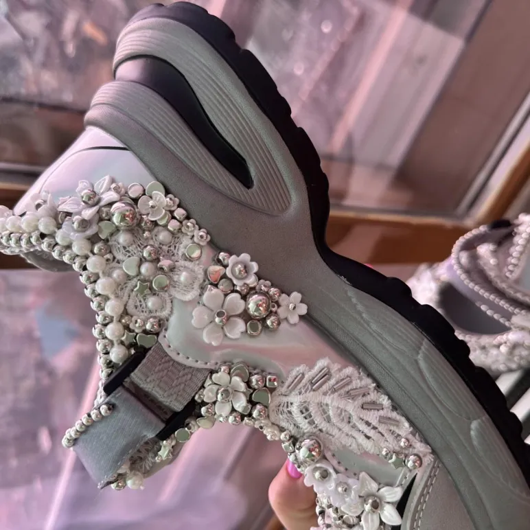 Авторские кроссовки ручной работы с объёмной вышивкой, серебристые.