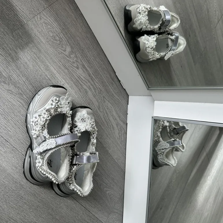 Авторские кроссовки ручной работы с объёмной вышивкой, серебристые.