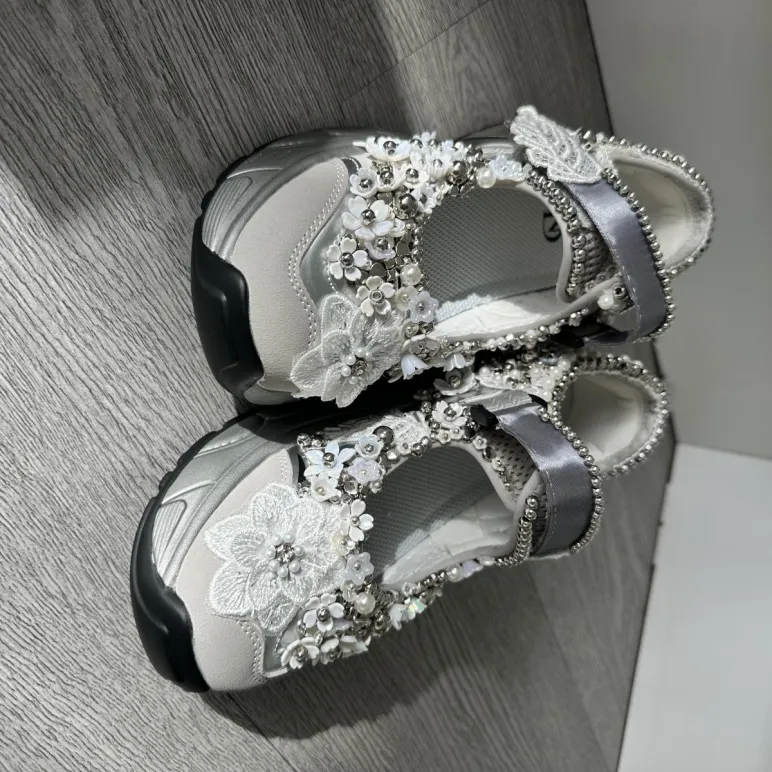 Авторские кроссовки ручной работы с объёмной вышивкой, серебристые.