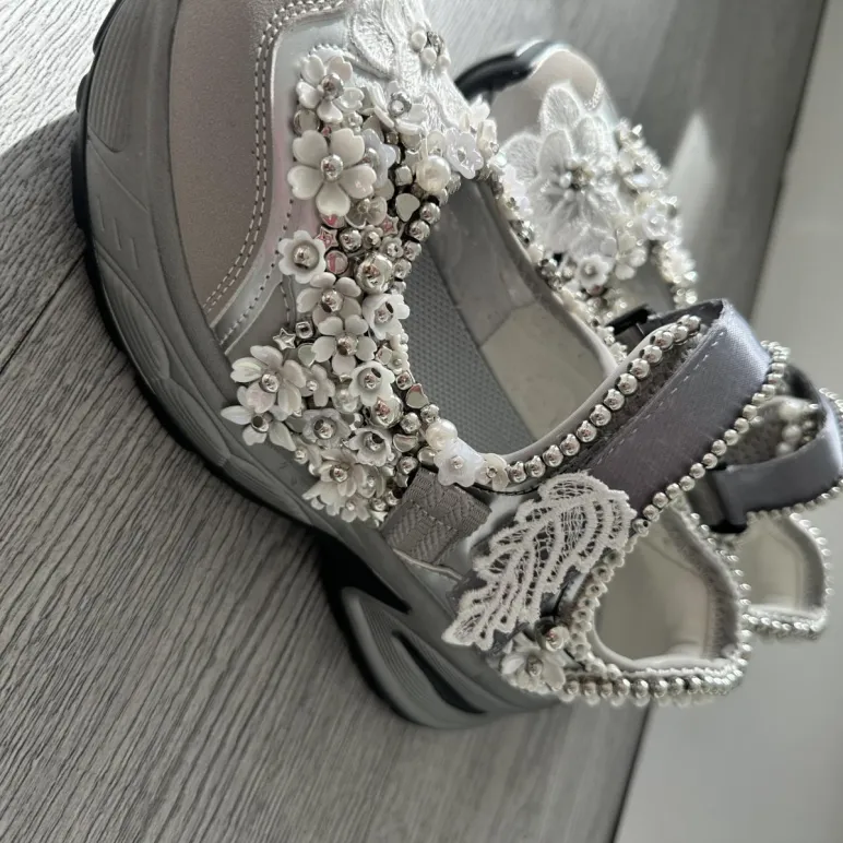 Авторские кроссовки ручной работы с объёмной вышивкой, серебристые.