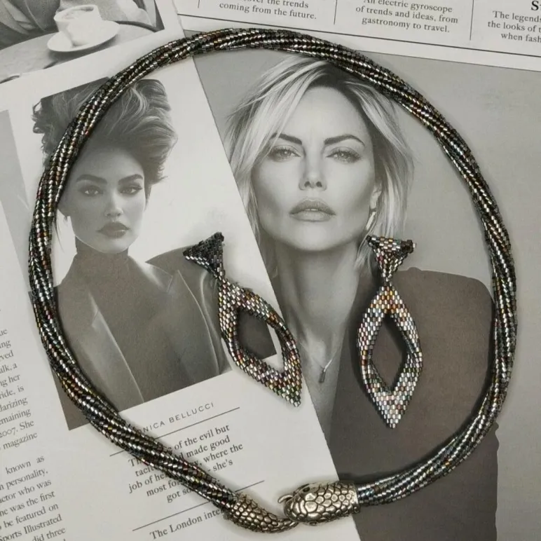 Жгут "Стильная змейка" и серьги листики ручной работы.