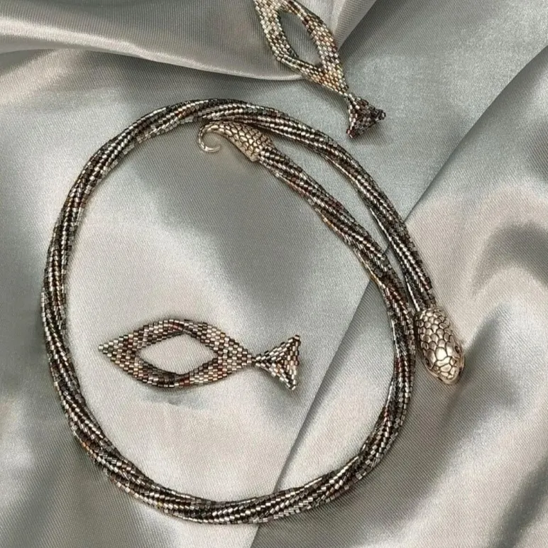 Жгут "Стильная змейка" и серьги листики ручной работы.