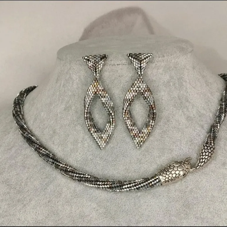 Жгут "Стильная змейка" и серьги листики ручной работы.