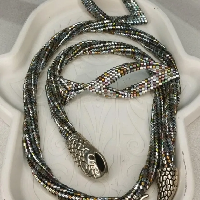 Жгут "Стильная змейка" и серьги листики ручной работы.