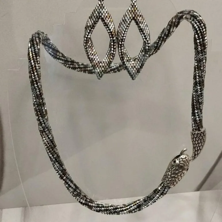 Жгут "Стильная змейка" и серьги листики ручной работы.