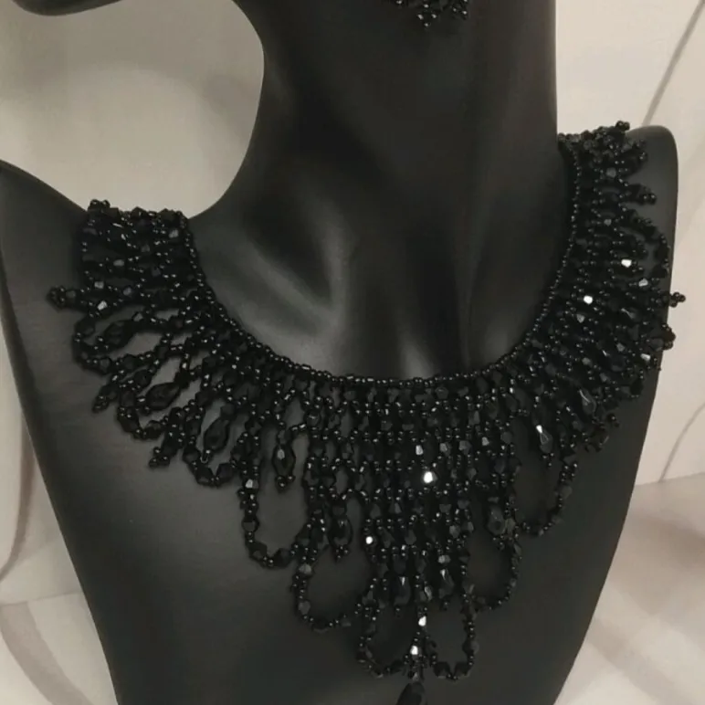 Колье "Чёрный лебедь" и серьги ручной работы.