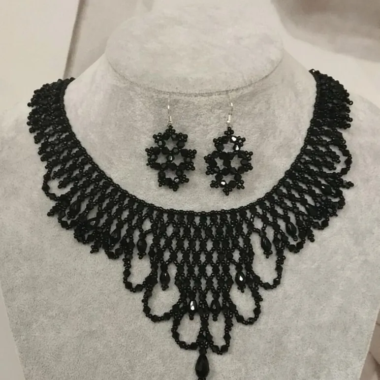 Колье "Чёрный лебедь" и серьги ручной работы.