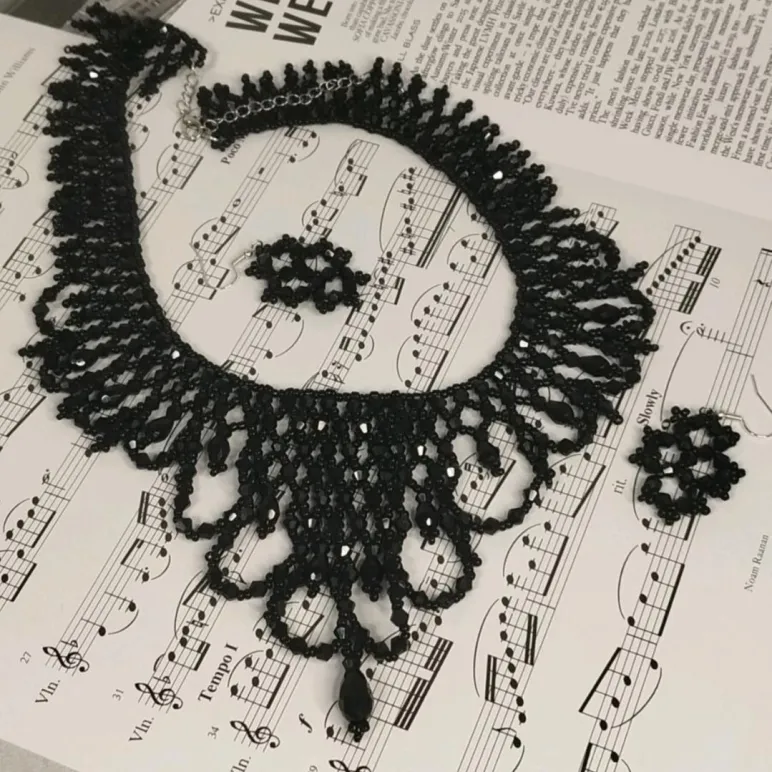 Колье "Чёрный лебедь" и серьги ручной работы.