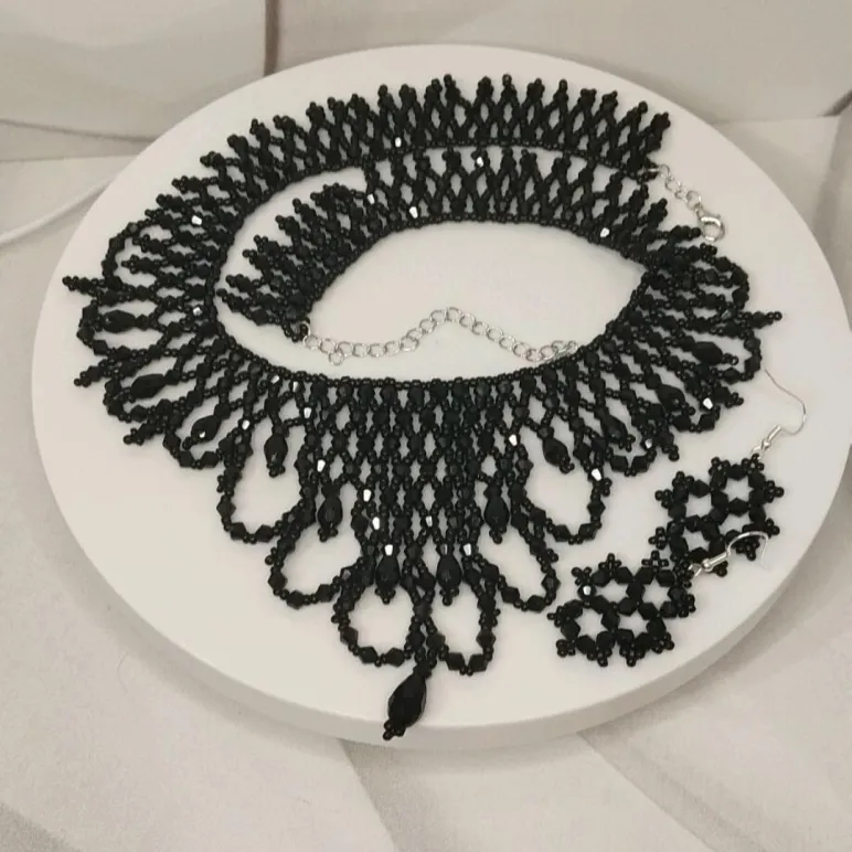 Колье "Чёрный лебедь" и серьги ручной работы.