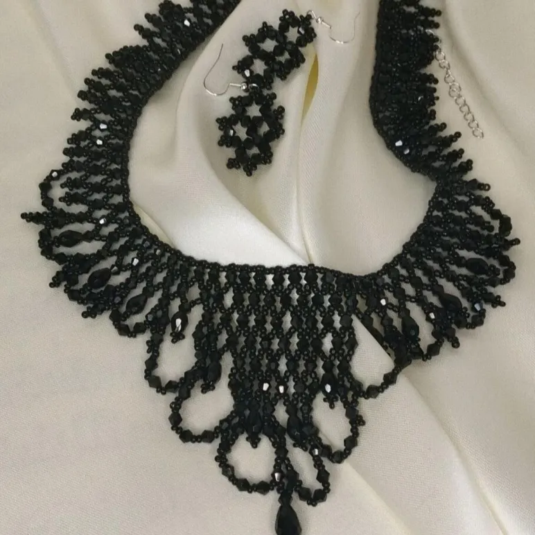 Колье "Чёрный лебедь" и серьги ручной работы.