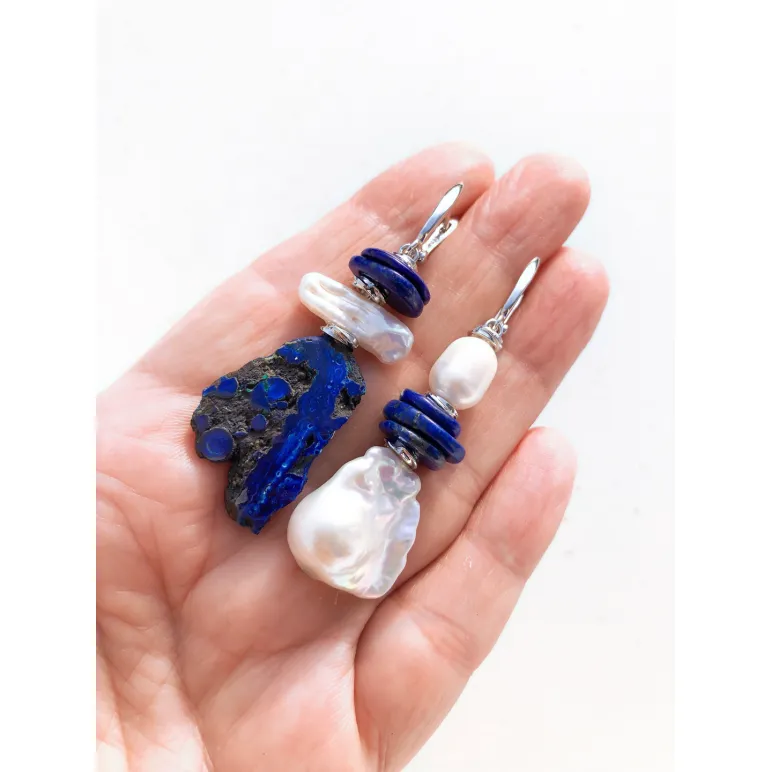 Асимметричные серьги с азуритом, премиальным барочным жемчугом и лазуритом ручной работы