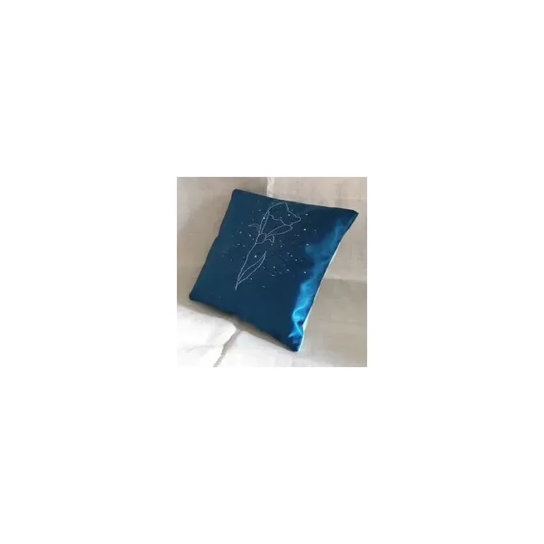 Подушка декоративная с вышивкой гладью.