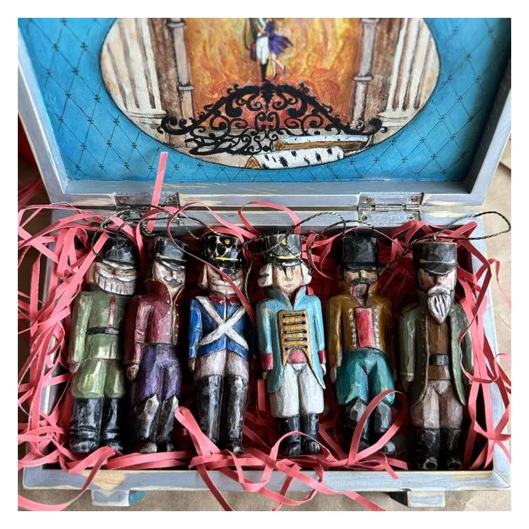 солдатики из дерева в деревянном расписном коробе.