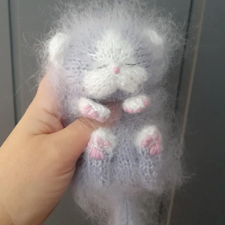 Вязаная игрушка Спящий котик