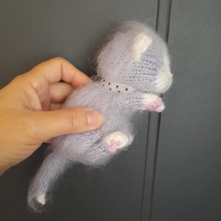 Вязаная игрушка Спящий котик