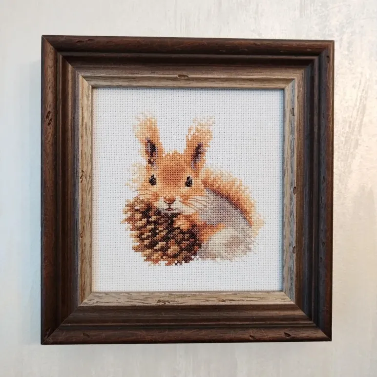 Вышитая крестом картина "Белочка" 21х22 см