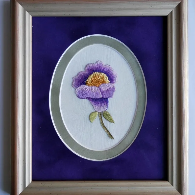 КартинA вышитая гладью "Колокольчик" 18х21 см