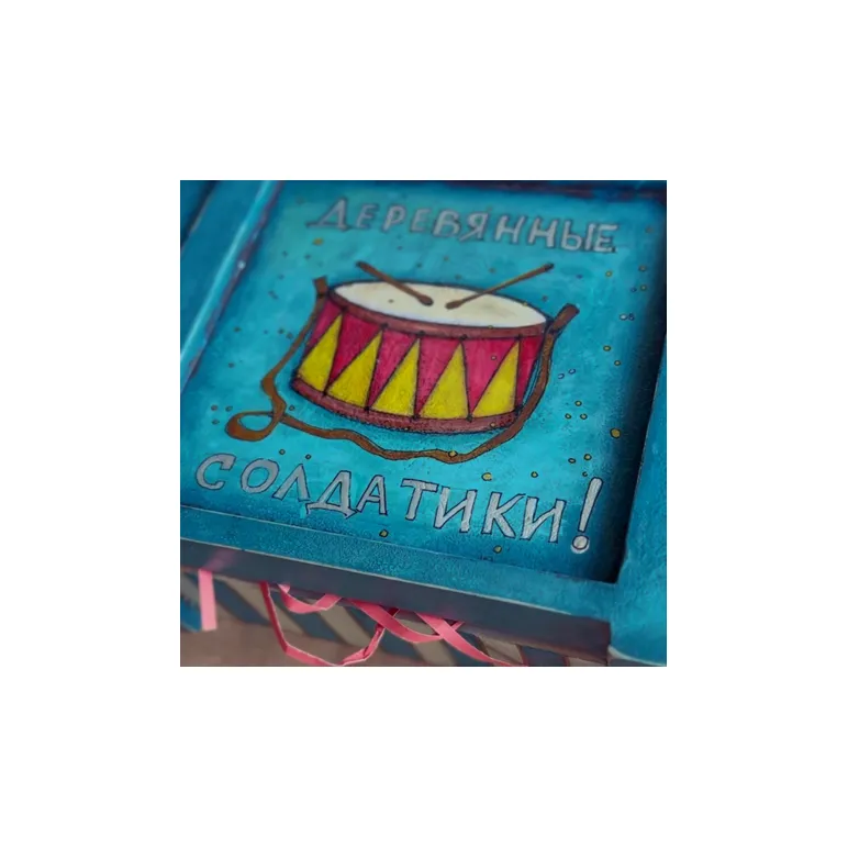 солдатики из дерева в деревянном расписном коробе.
