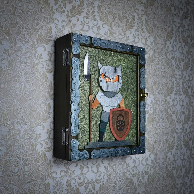 Ключница настенная "Стражник"