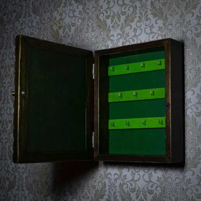 Ключница настенная "Стражник"