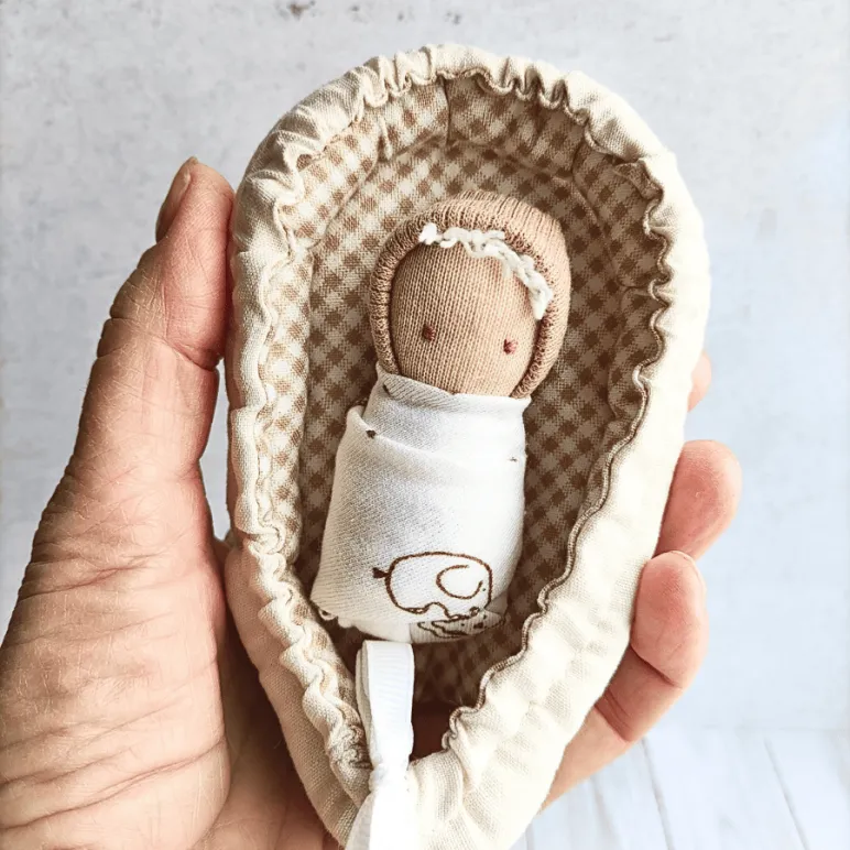 крошчка в ладошке ручная работа