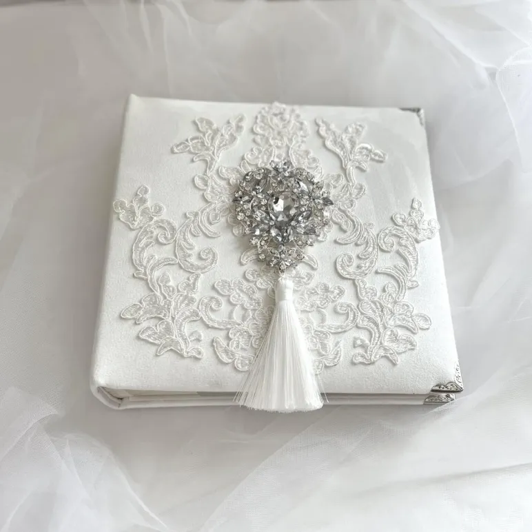 Фотоальбом свадебный белый с кружевом и брошью