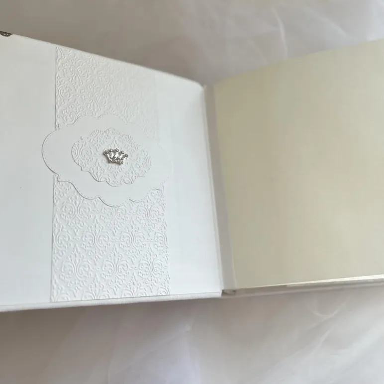 Фотоальбом свадебный белый с кружевом и брошью