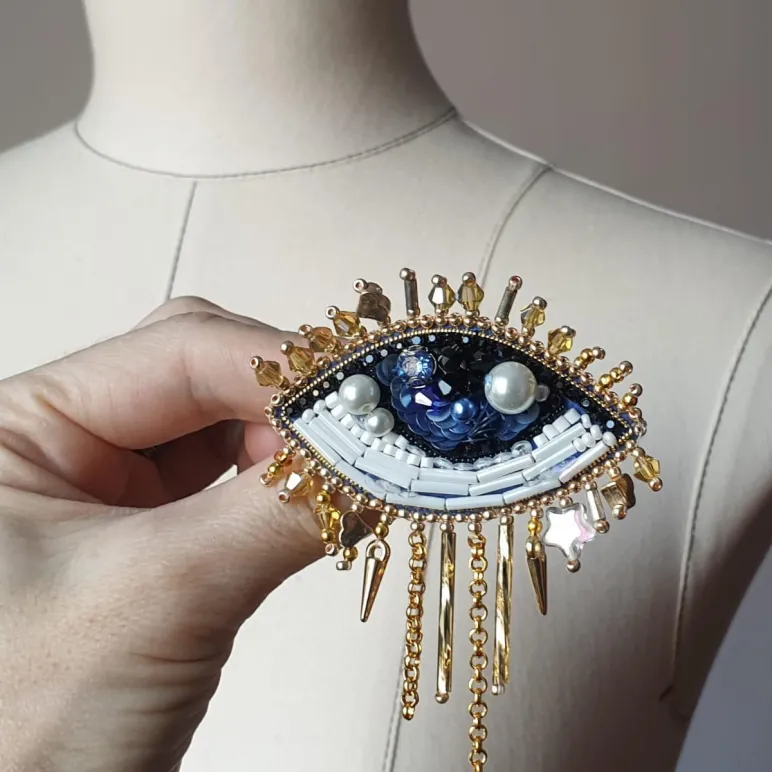 Брошь из бисера глаз. Брошка булавка бижутерия на пиджак, пальто, свитер, платье.