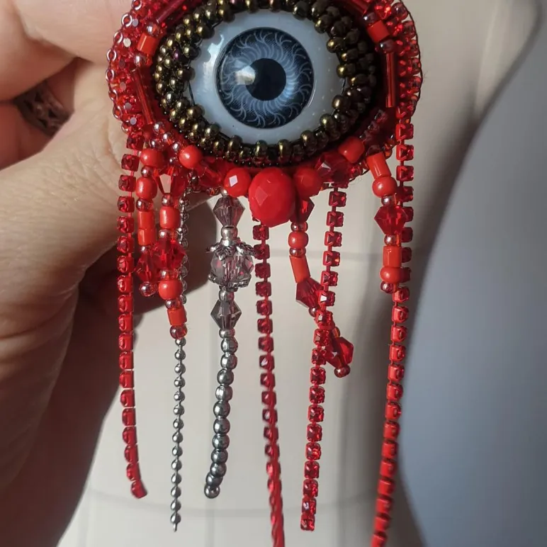 Брошь булавка глаз. Красная брошка бижутерия украшение из бисера ручной работы.